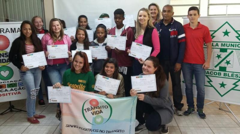 Estudantes de Vera Cruz recebem certificado do projeto Trânsito Vida