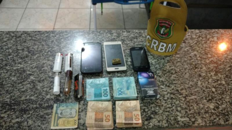 Comando Rodoviário prende dupla com drogas e dinheiro