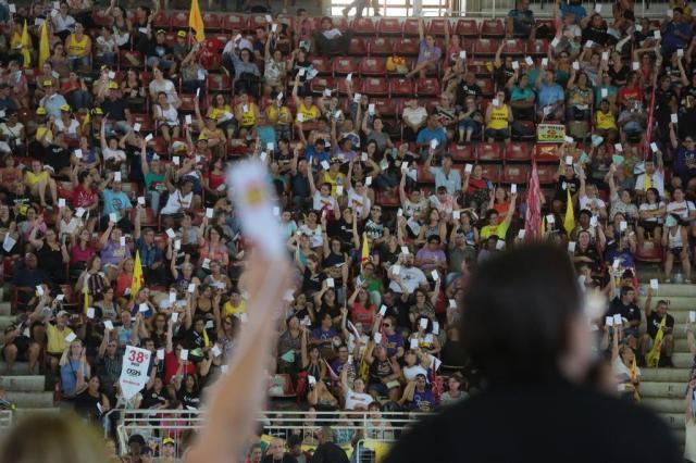 Professores estaduais aprovam greve a partir de 15 de março
