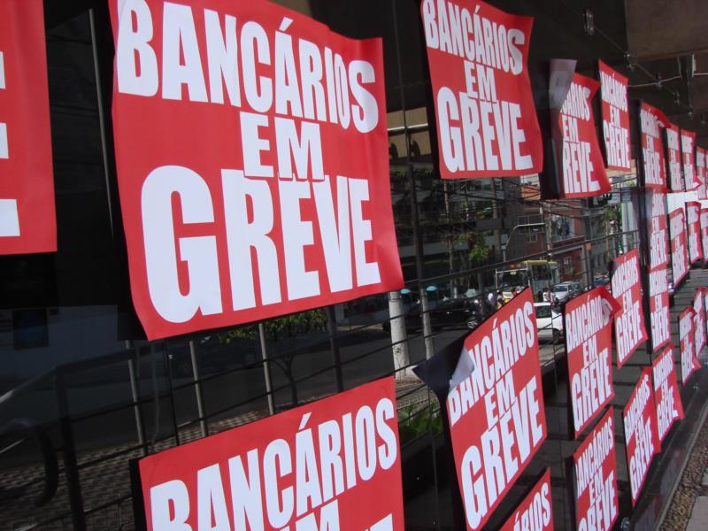 Bancários fazem assembleia e decidem manter greve