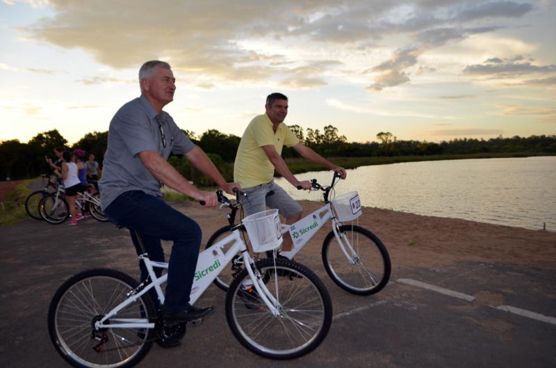 Cooperativa Sicredi Vale do Rio Pardo doa quatro bicicletas para o Lago Dourado