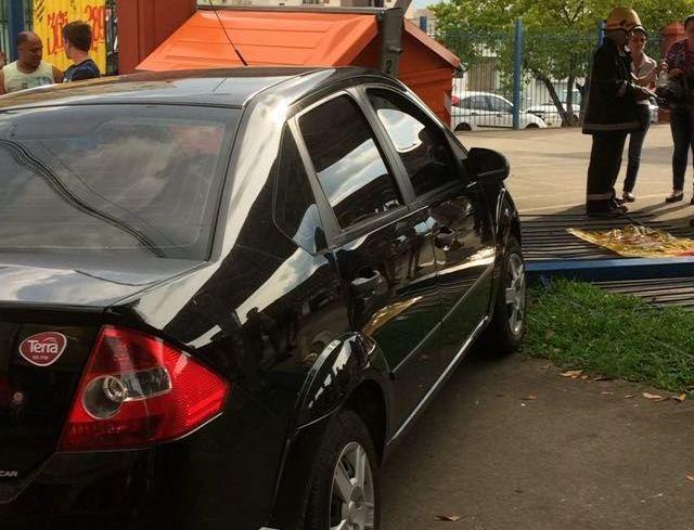 Motorista atropela casal e bate contra muro de supermercado em Venâncio Aires