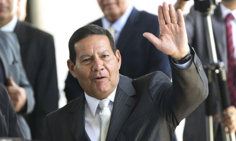 Mourão afirma que universitários com condições deviam pagar por ensino público