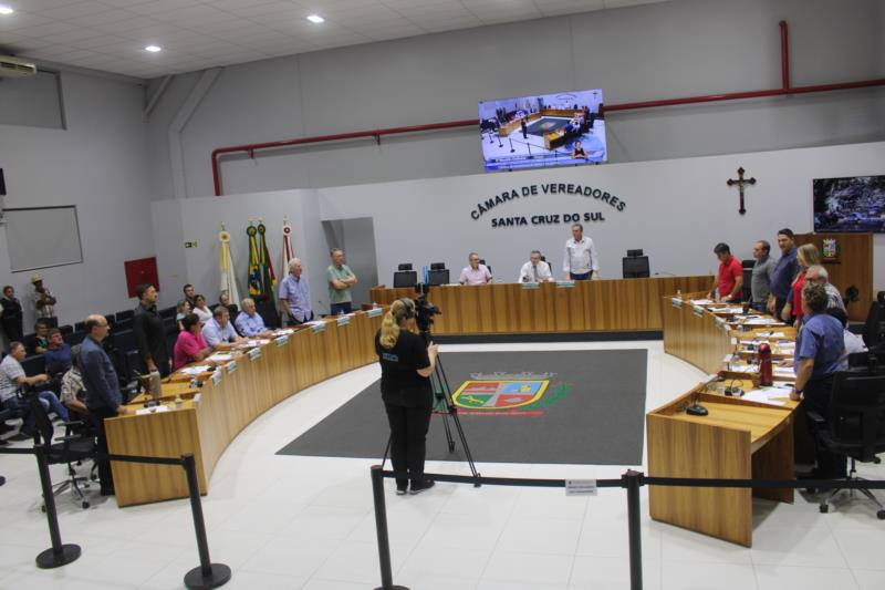 Vereadores derrubam três vetos do Prefeito Telmo Kirst