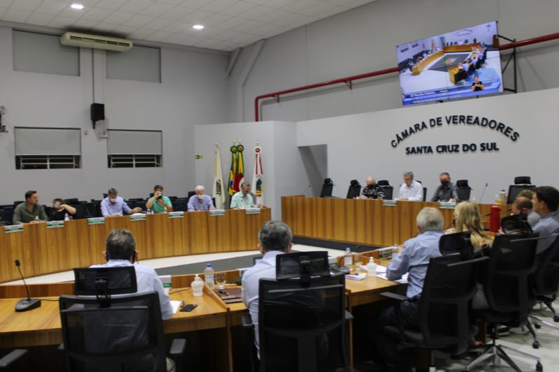 Vereadores derrubam veto ao projeto que prevê transmissão de reuniões do Gabinete de Emergência
