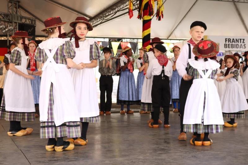 Grupos Folclóricos Infantis embelezam primeira tarde da Festa da Alegria