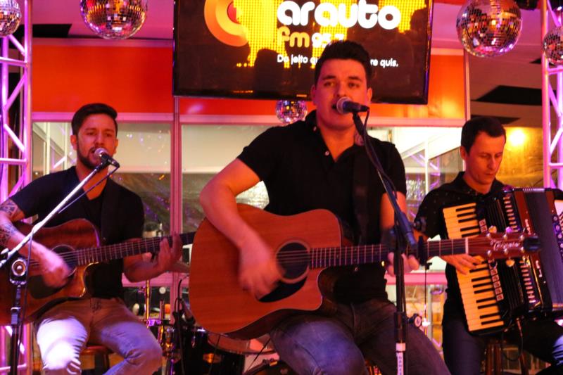 Léo Pain e banda cantam na Casa da Arauto