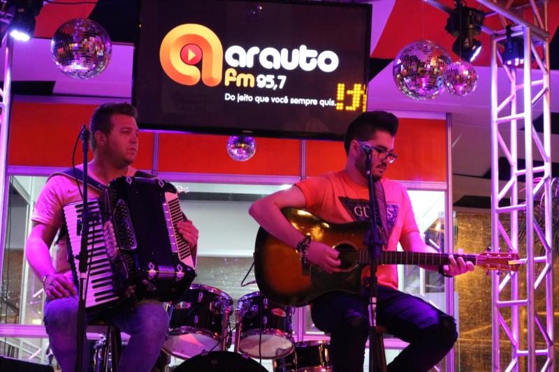 Gabriel Farias canta sucessos do sertanejo no Backstage Arauto