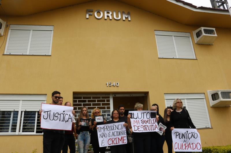 Familiares protestam por acidente de 2014