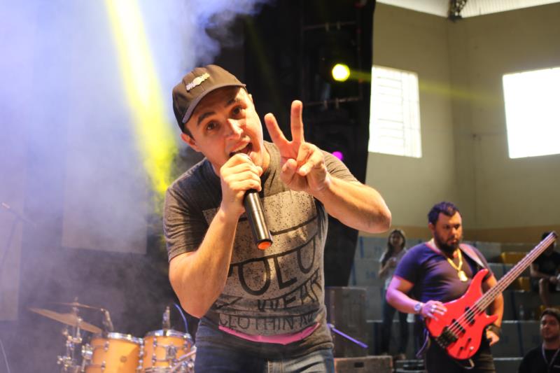 Sandro Coelho sobe ao palco da festa de 5 anos da Arauto FM