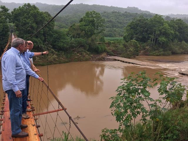 Ponte da Travessa Bauermann será reconstruída assim que o rio baixar