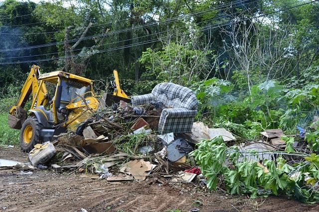 Prefeitura recolhe de três a quatro cargas de entulho por dia em Santa Cruz