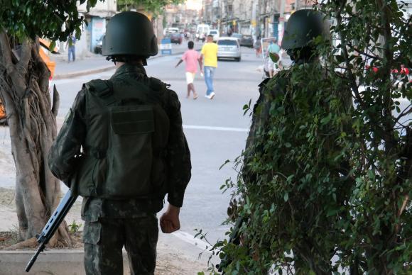 Morre militar da Força Nacional baleado por traficantes no Rio