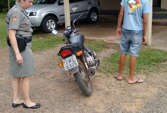 Menor de idade é apreendido com motocicleta furtada em Herveiras