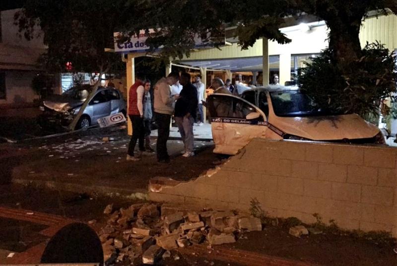 Táxi invade lancheria após colisão em Venâncio Aires