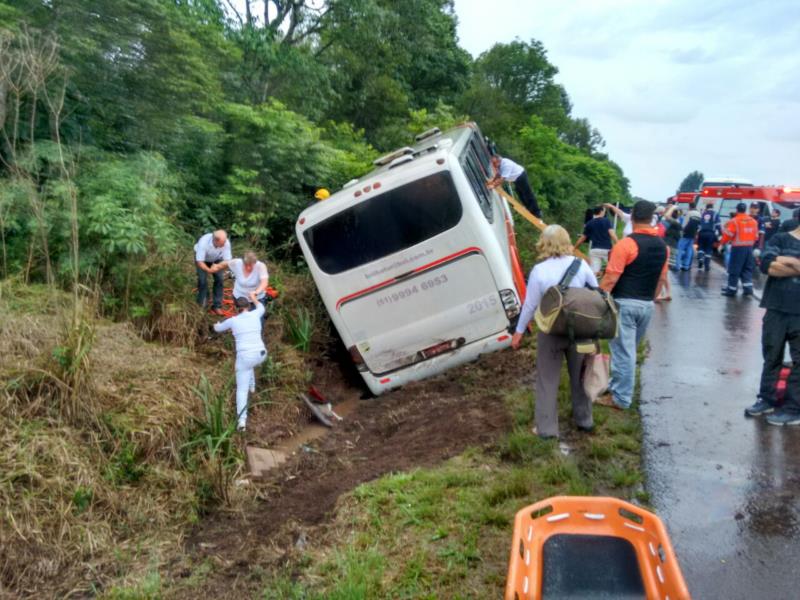 Ônibus tomba e três pessoas ficam feridas em Venâncio Aires