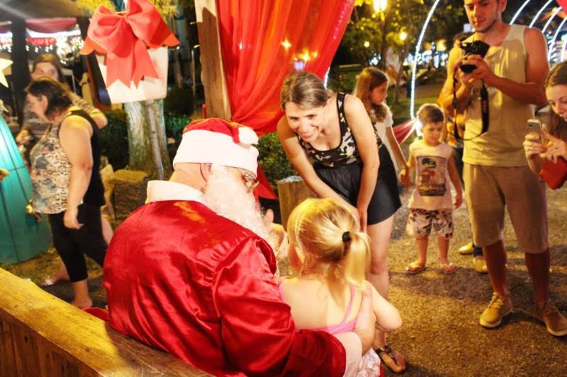 Espetáculo artístico marca chegada do Papai Noel e abertura do Natal em Venâncio Aires