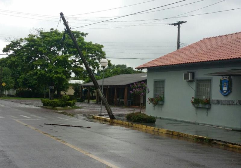 Vento forte provoca estragos em Passo do Sobrado