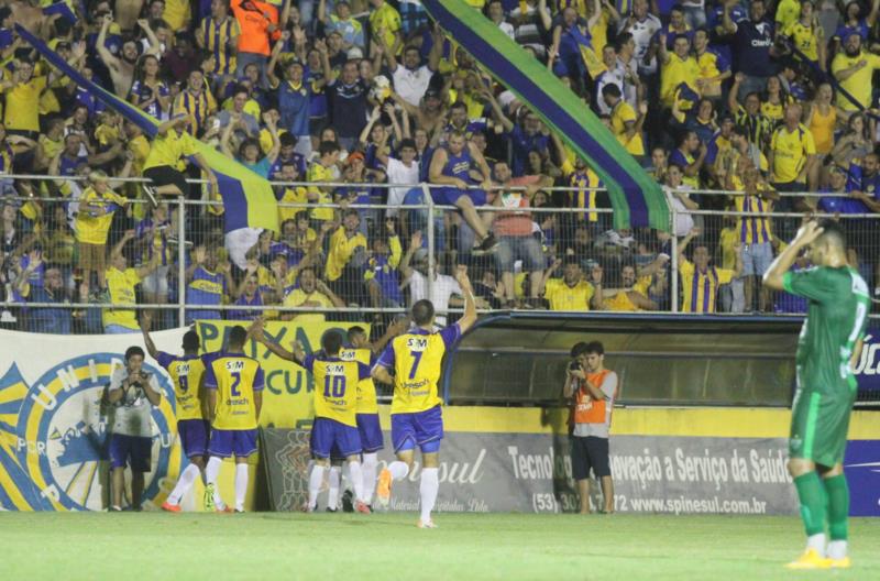 Avenida leva gol no fim e perde para o Pelotas na estreia