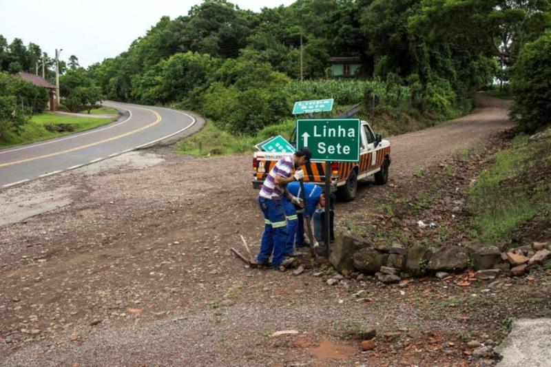 Rio Pardinho recebe placas indicativas de localidade