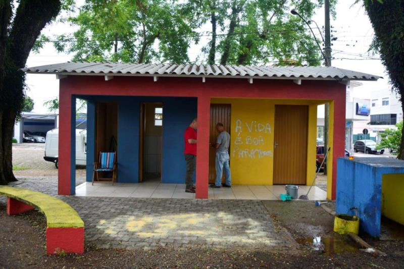 Banheiro da Praça Senai é alvo de depredação