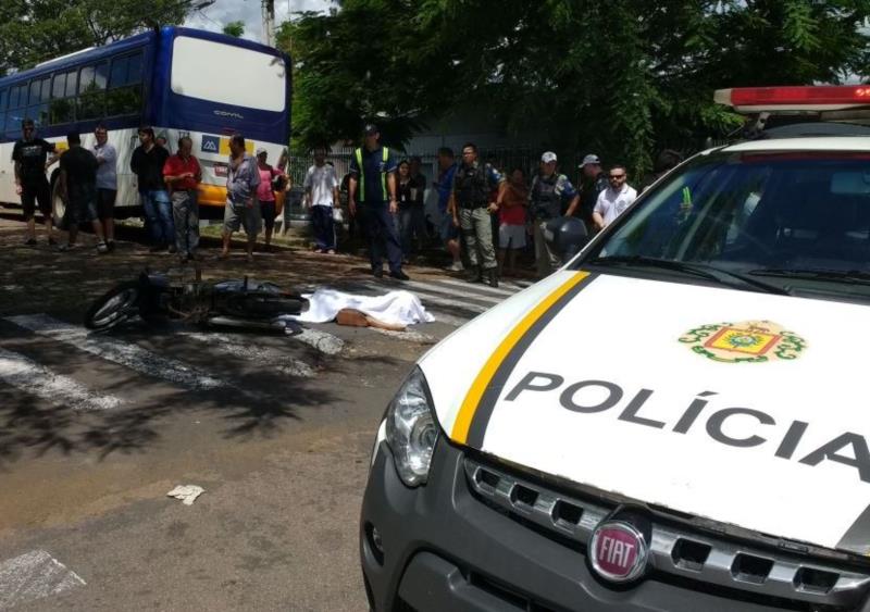 Acidente entre motocicleta e ônibus resulta em morte em Santa Cruz