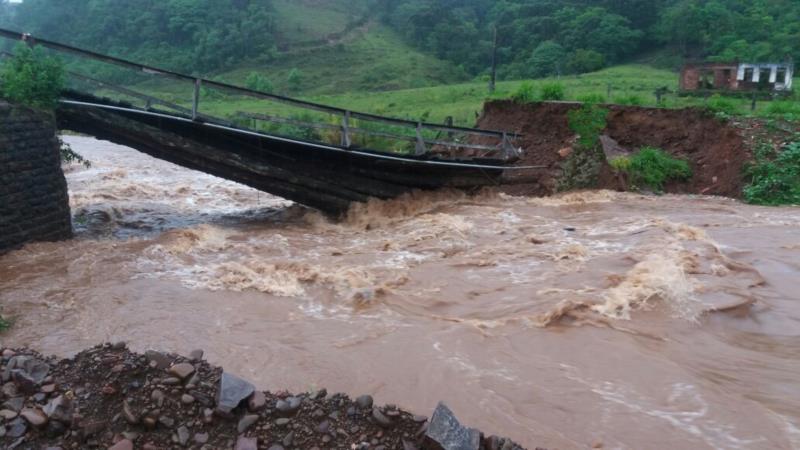 Correnteza derruba ponte em Santa Cruz