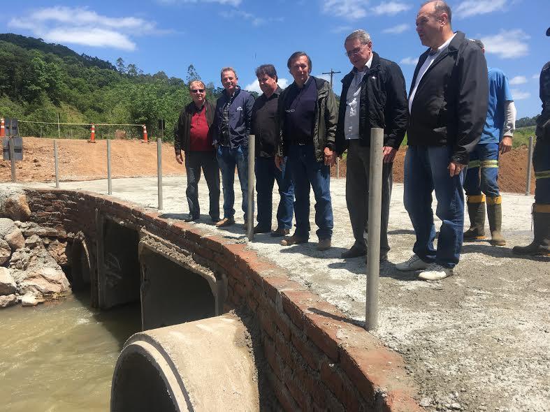 Secretaria de Obras finaliza reconstrução de pontilhão em Linha Júlio de Castilhos