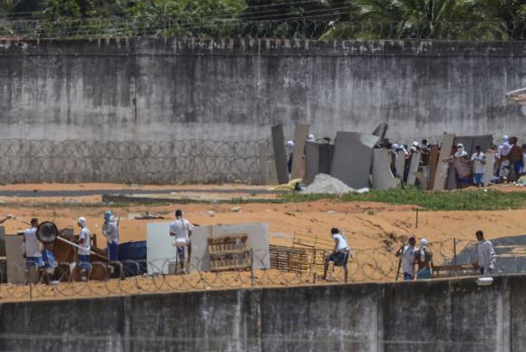 Presos voltam aos telhados da Penitenciária de Alcaçuz