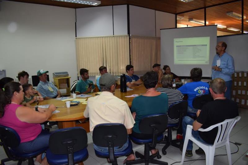 Produtores participam de programa de boas práticas de gestão no campo