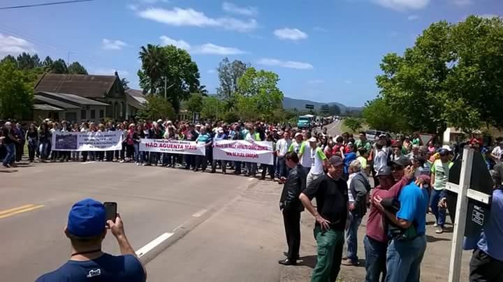 Protesto bloqueia a RSC-287 em Novo Cabrais