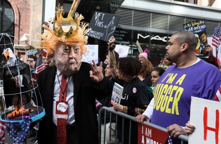 Protestos anti-Trump marcam feriado nacional nos EUA