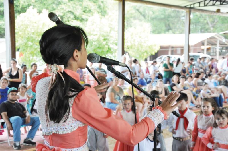 Candeeiro leva dança ao rodeio