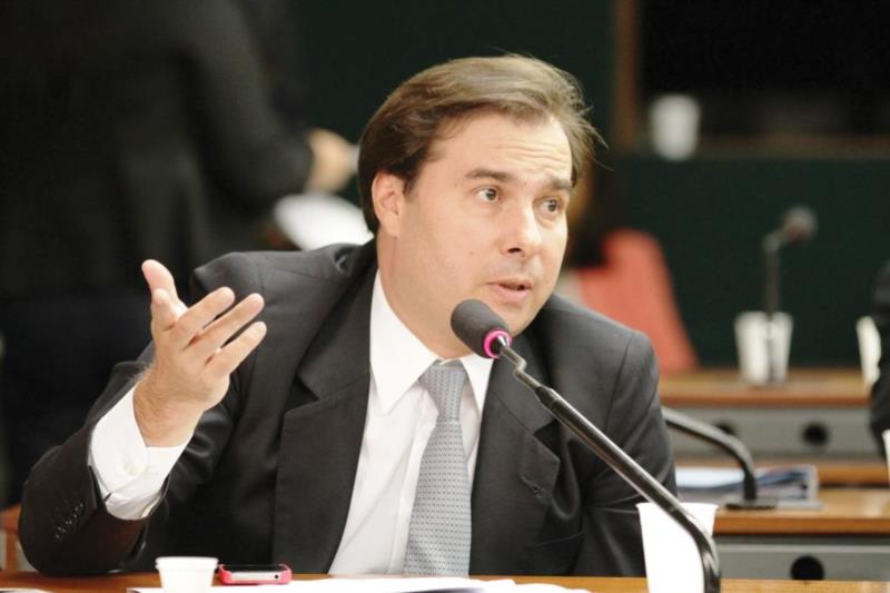 Rodrigo Maia adia votação do projeto de combate à corrupção