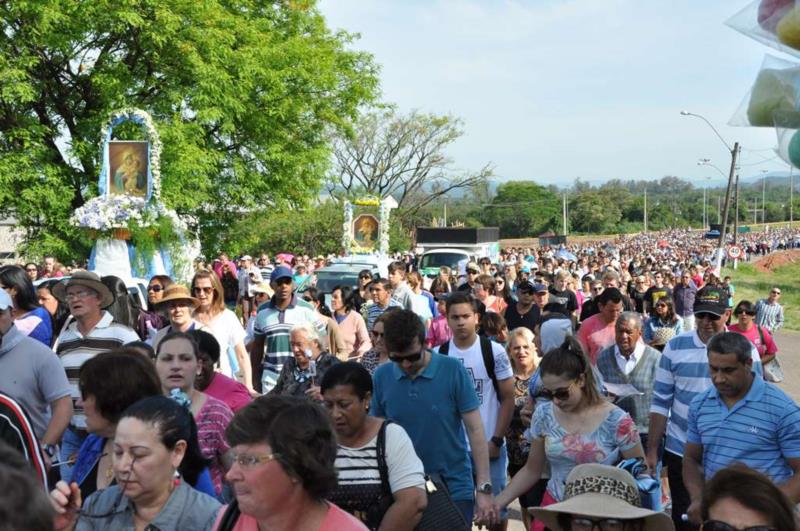 Milhares de romeiros caminham ao Santuário de Schoenstatt