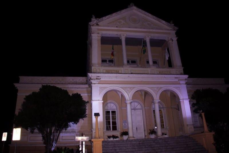 Palacinho é iluminado de cor de rosa pela prevenção do câncer de mama