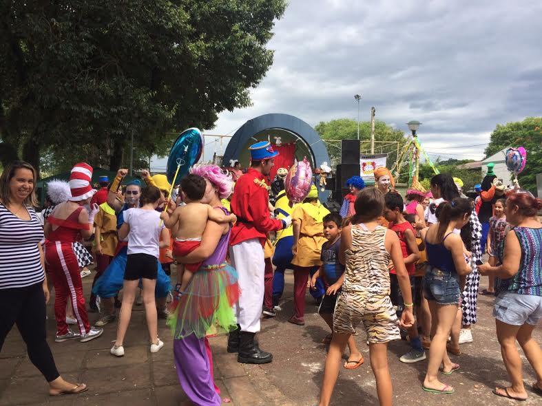 Domingo teve Natal Solidário no Bairro Schultz