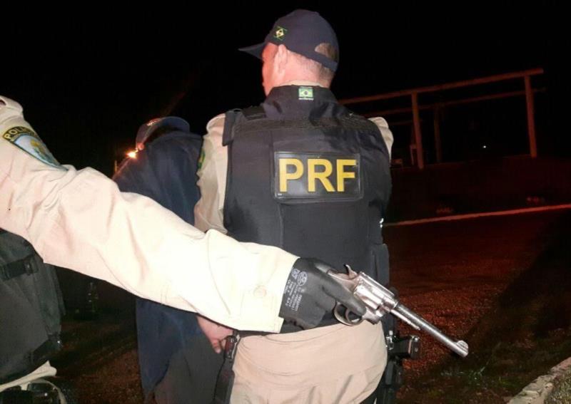 PRF prende dois homens por porte ilegal de arma de fogo em Arroio dos Ratos