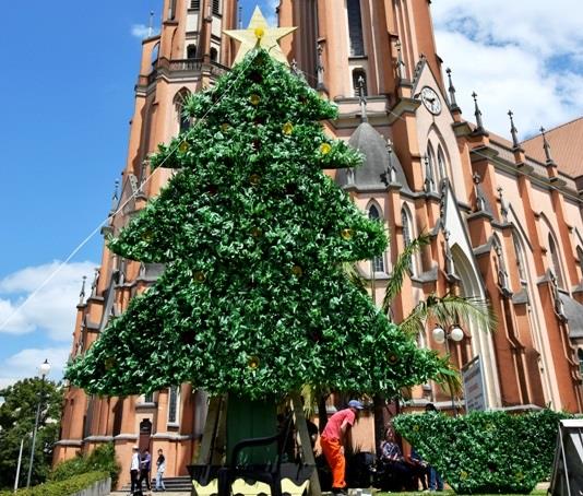 Apenados de Venâncio Aires confeccionam pinheiros natalinos