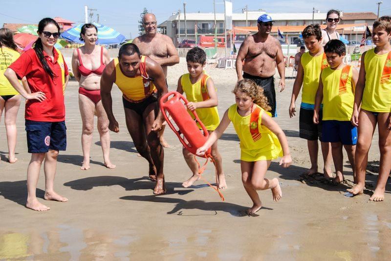 Projeto Salva-Vidas Mirim conscientiza crianças em praias e balneários do estado