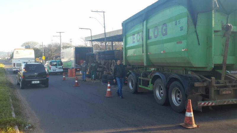 Motorista perde o controle e tomba caminhão na BR-471