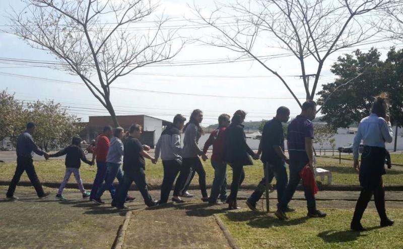 De mãos dadas, colegas se despedem do amigo frentista e pedem por justiça