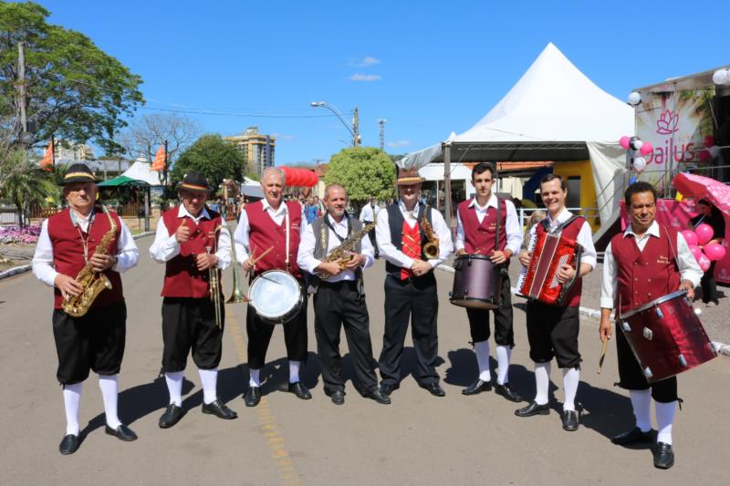 Músicas, danças e brincadeiras em ritmo alemão