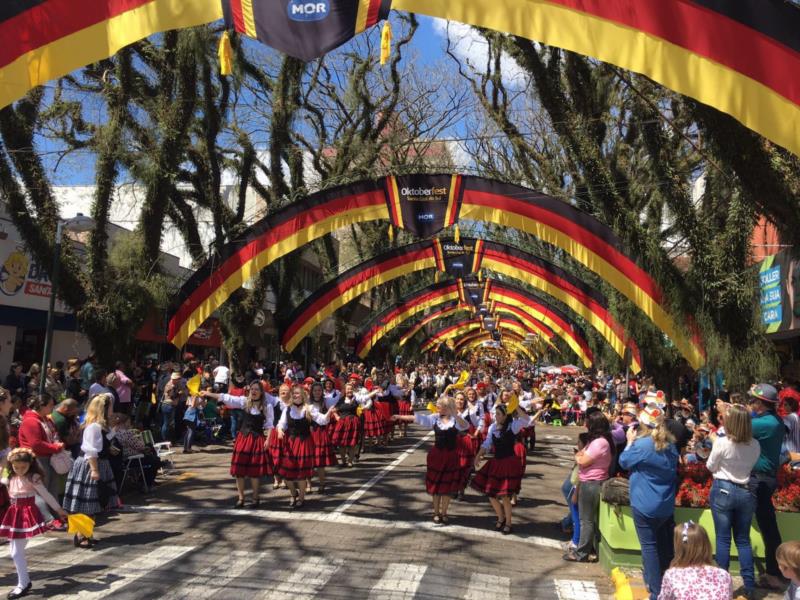 Ein Prosit. Oktoberfest realiza segundo desfile temático nesta quarta-feira