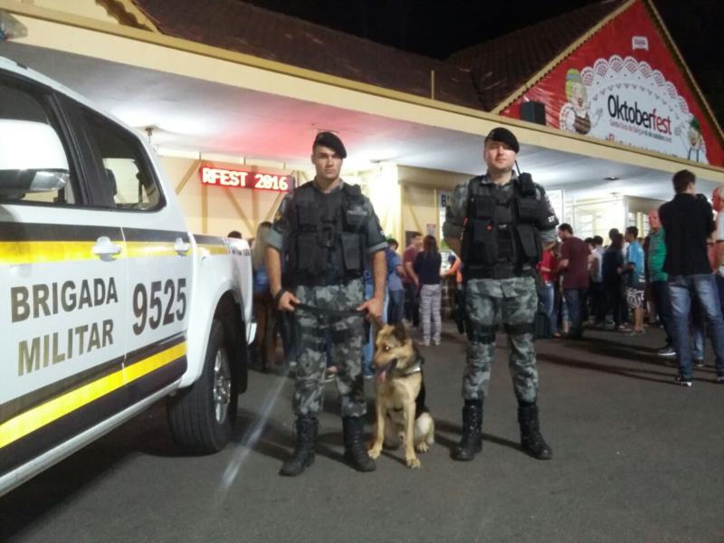 Brigada Militar estreia policiamento com cães na Oktoberfest