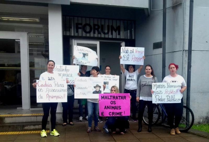 Protetores realizam manifestação antes da audiência do acusado de matar cachorro em Candelária