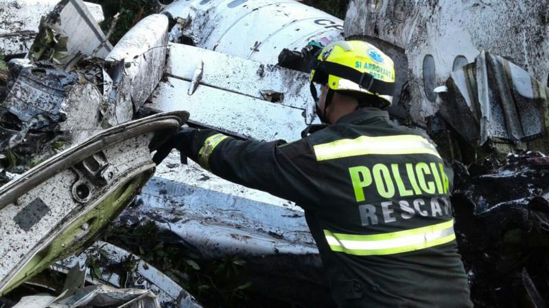 Avião com equipe da Chapecoense cai e mais de 70 morrem