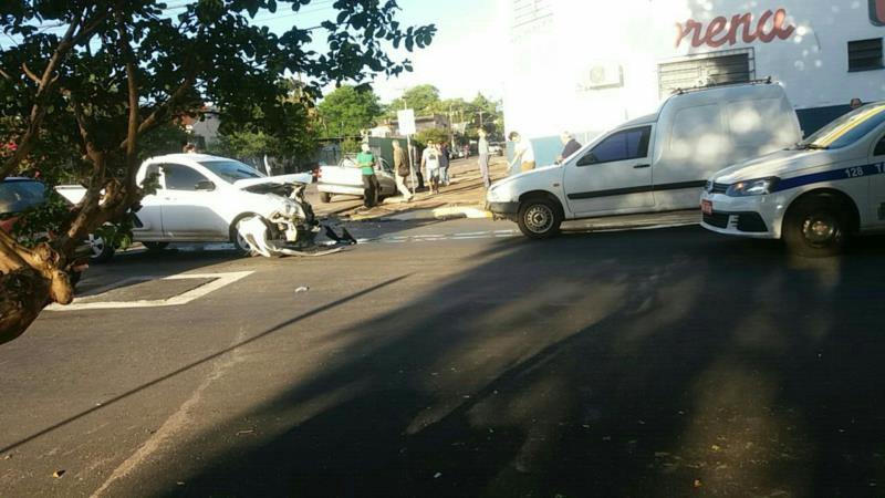 Dois homens ficam feridos em acidente no Centro