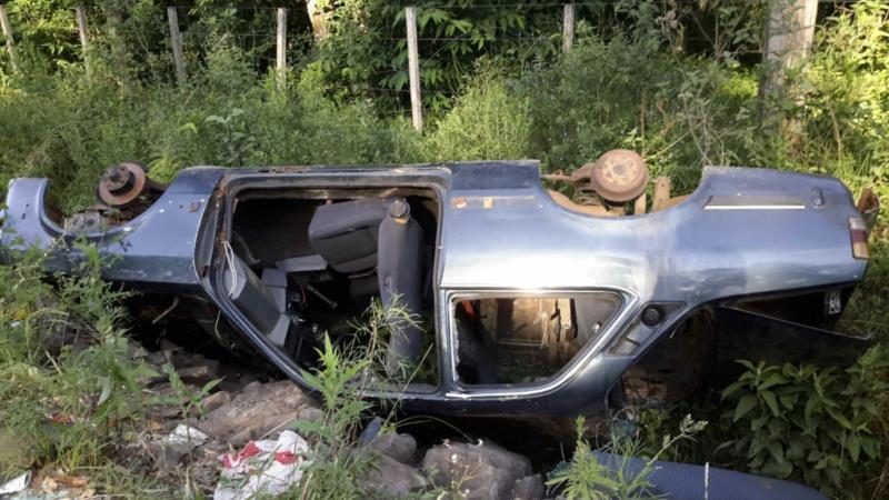 Veículo é abandonado na entrada do Parque de Eventos