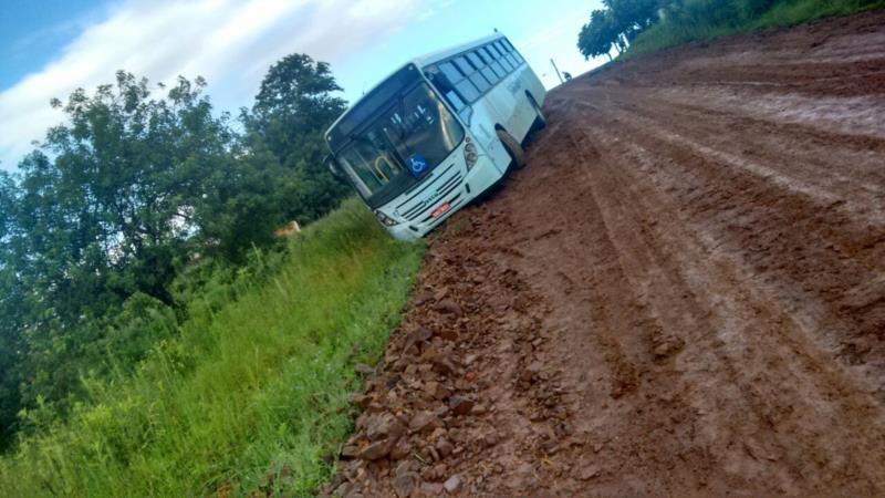 Ônibus sai da pista e quase cai em barranco em Santa Cruz